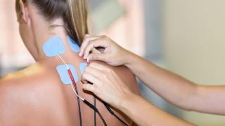 Elektrotherapie am Nacken