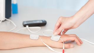 Elektrotherapie  an der Hand